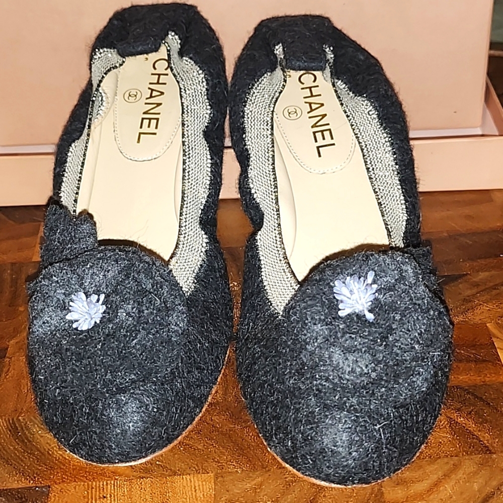 CHANEL Felt Camila Black and Gold Flats- EU 41